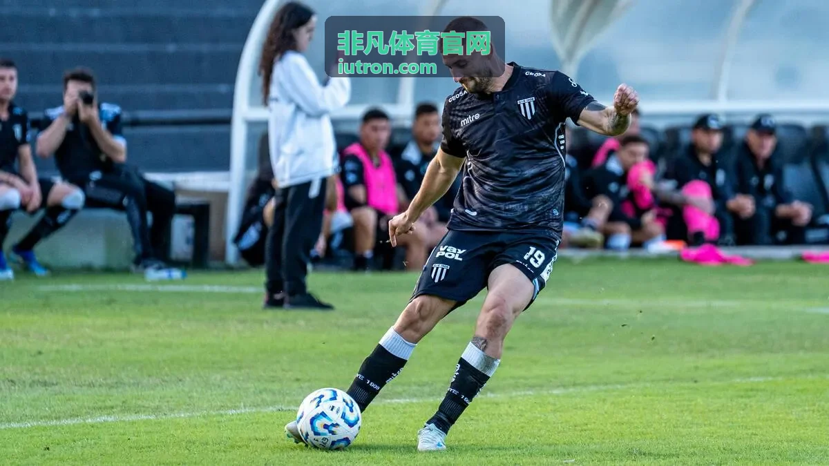 非凡体育官网城市夜跑系列赛选手在夜间跑道起跑