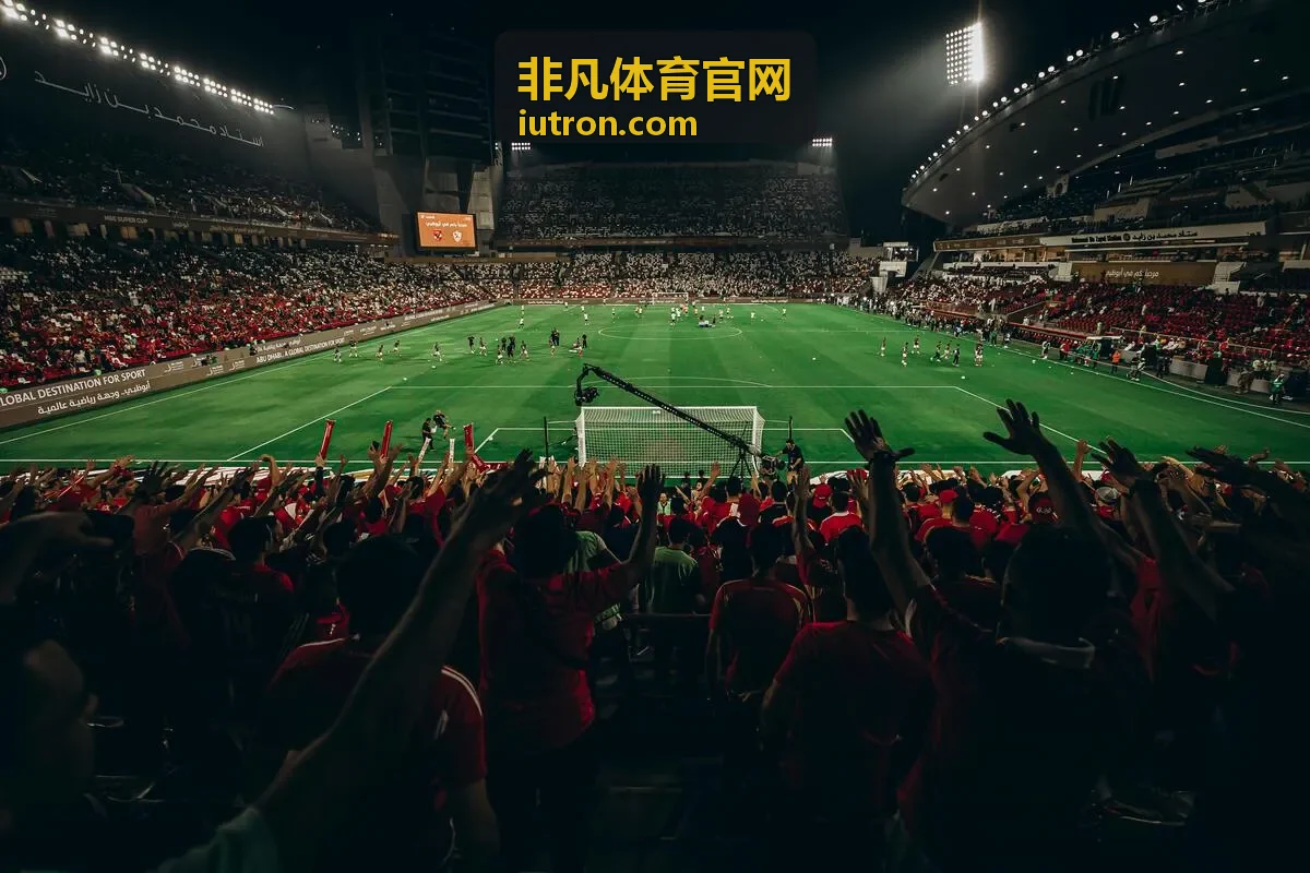 非凡体育官网业余球队在篮球馆进行三人篮球对抗